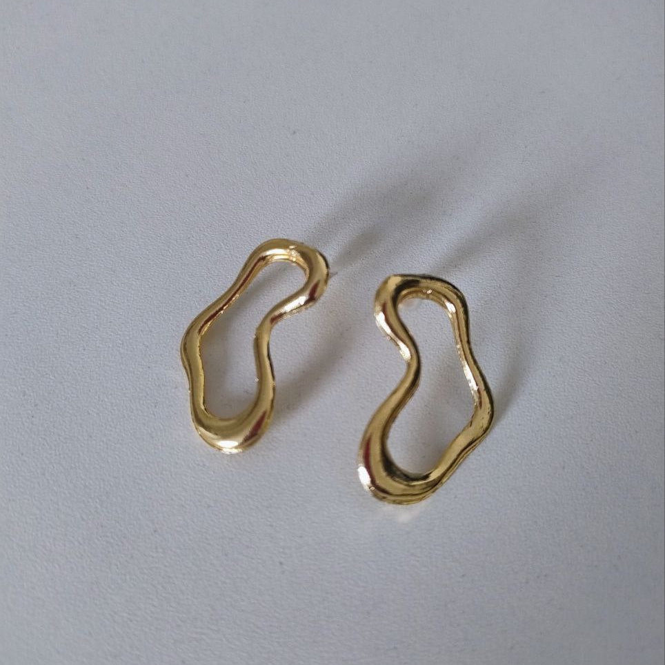 brinco geométrico dourado Mila Costa Roupas e Acessórios