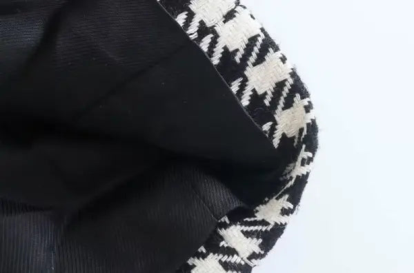 Blazer_feminino_xadrez_preto_e_branco_detalhe_da_costura