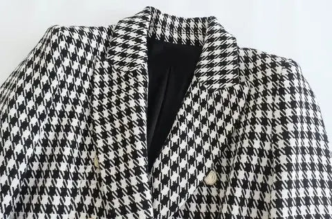 Blazer feminino xadrez preto e branco detalhe da gola