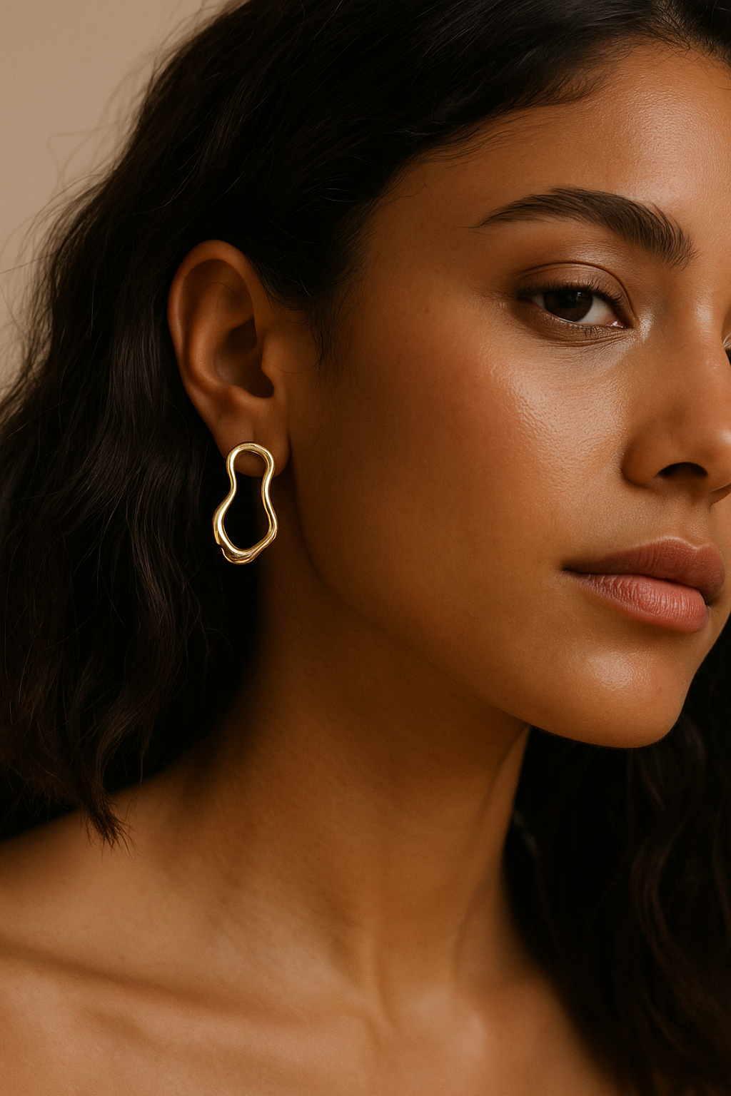 Brinco geométrico dourado Mila Costa Roupas e Acessórios