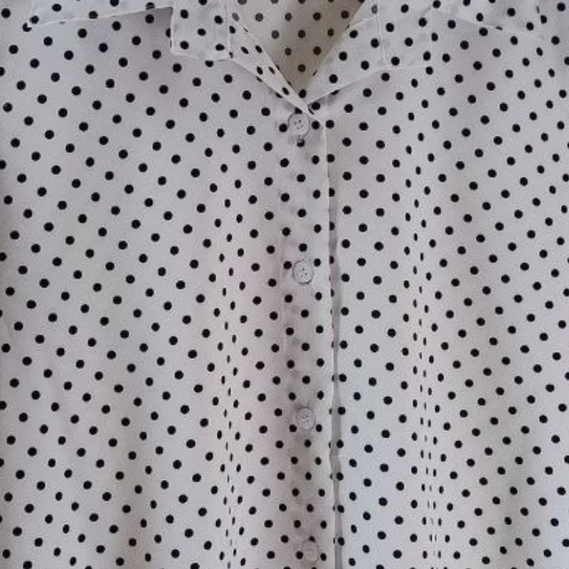 Camisa Poa Detalhes Botões Branca com Bolinhas Pretas