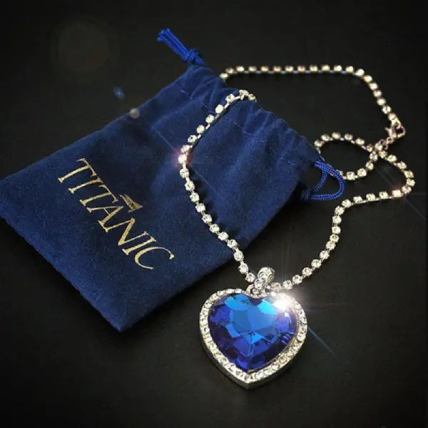 Colar com pingente de coração azul Titanic