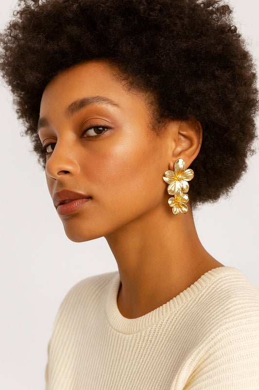 Brinco flor dourado Mila Costa Roupas e Acessórios