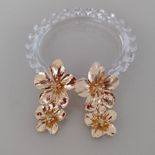 Brinco feminino de flor dourado